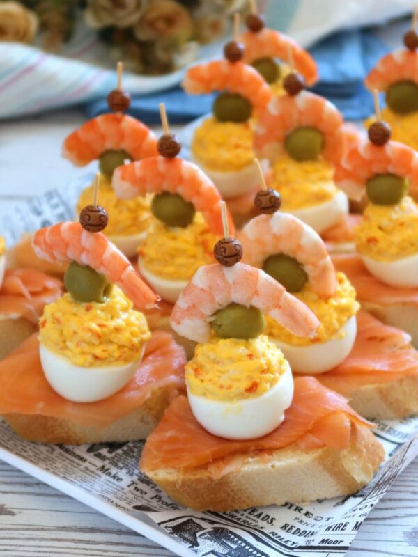 Canapés de salmón y langostinos