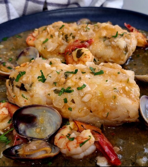 Merluza a la marinera con salsa de almendras