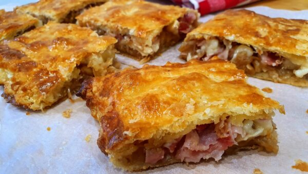 Pastel de cebolla caramelizada y queso de cabra