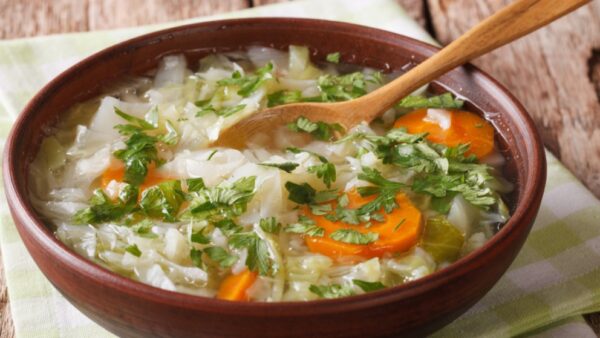 Sopa de verduras y col casera