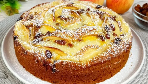 Pastel de manzana con crema fundición en la boca
