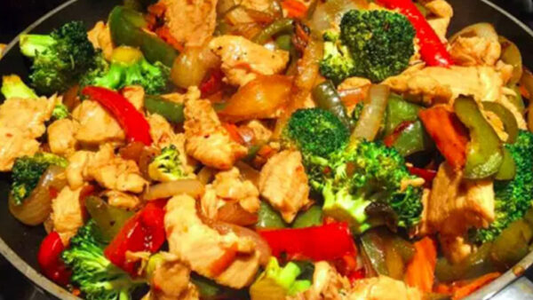 Pollo con verduras: Sugerencia de receta para que sirva en su comida!