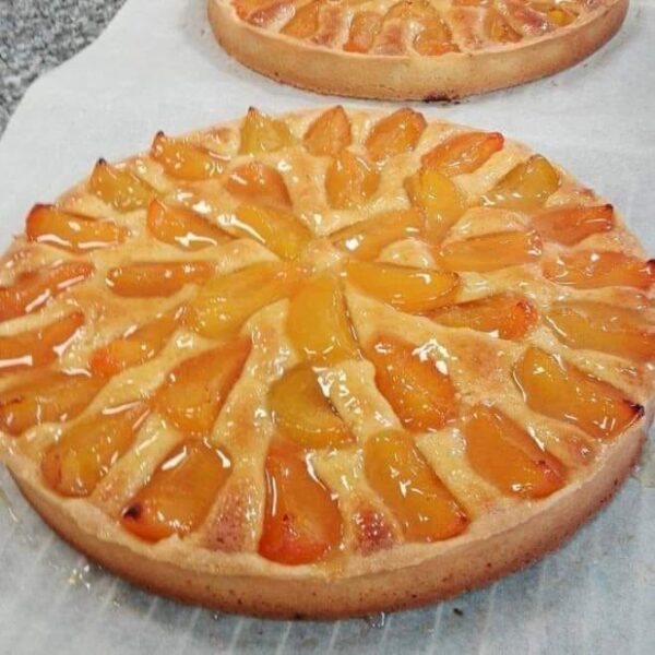 Tarta con albaricoques y crema
