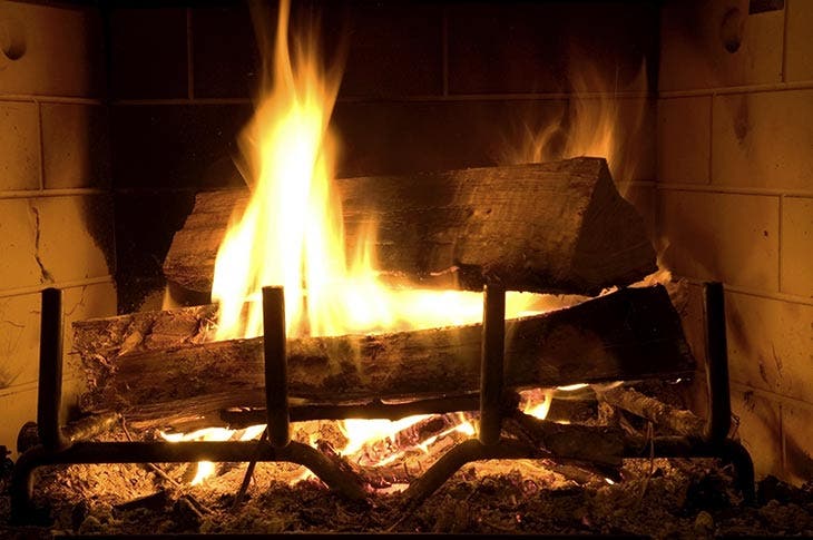 Quemar leña en una chimenea