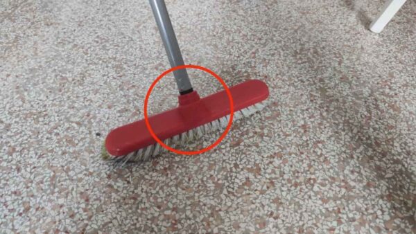 El Secreto de la Escoba: Cómo Mantener tus Suelos Impecables en Invierno