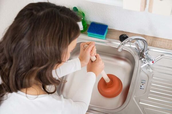 El consejo de la abuela para desatascar desagües de forma segura.