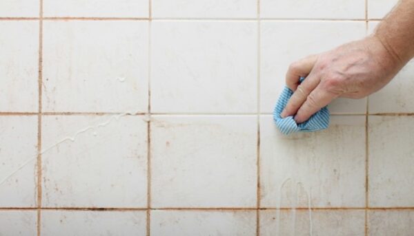 El mejor método para limpiar los azulejos sucios del baño