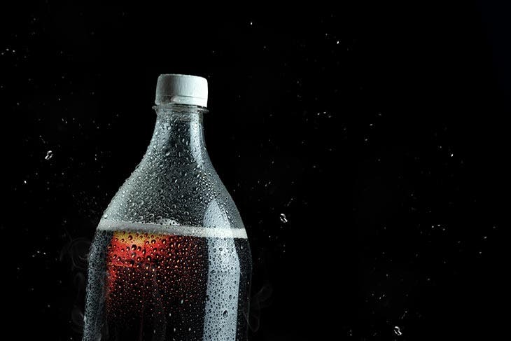 Una botella de Coca Cola