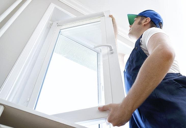 Instalación de una ventana blanca.