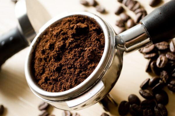 ¡Mezcla los posos del café con agua tibia y admira el resultado!