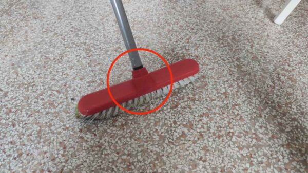 No abras las ventanas, con el truco de la escoba el suelo se seca en un minuto