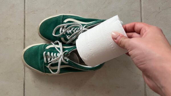 Pon papel higiénico en tus zapatos, muchos lo intentan: el motivo