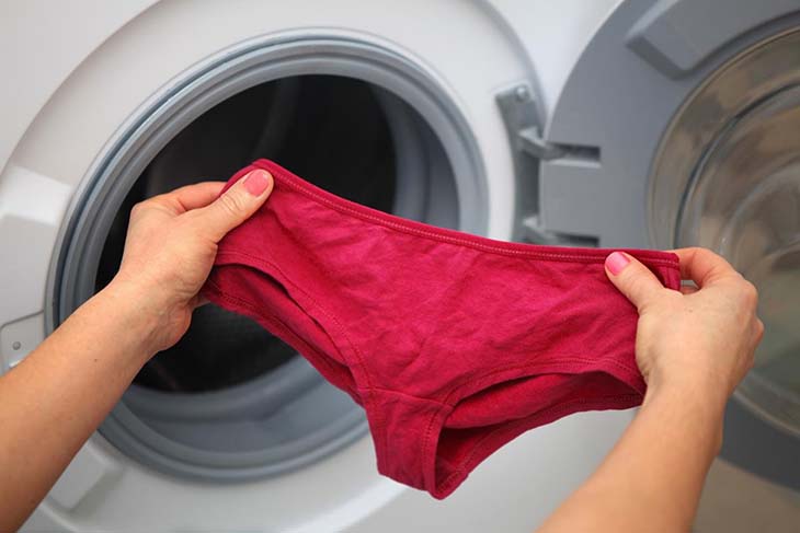 ¿Por qué debes lavar tu ropa interior por separado? 2 Pon la ropa interior en la lavadora.