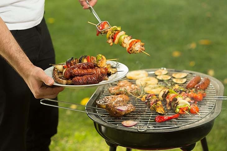 Asar carne a la parrilla en la barbacoa