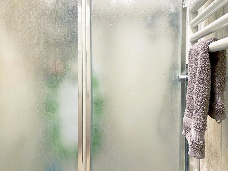 ¿Por qué no se recomienda guardar toallas en el baño? Muchos cometen este error 2 Una toalla en el baño.