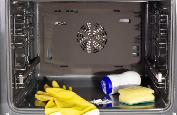 Todo lo que necesitas es un ingrediente natural para limpiar tu horno sucio e incrustado.