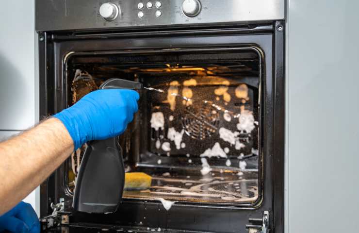 Limpieza de un horno en curso