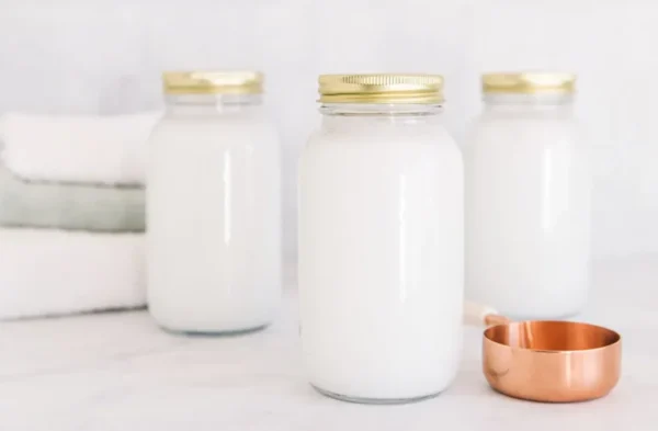 Todos me preguntan qué pongo en la lavadora para que mi ropa quede tan perfumada y suave: ¡Solo una cucharada y la diferencia es increíble!